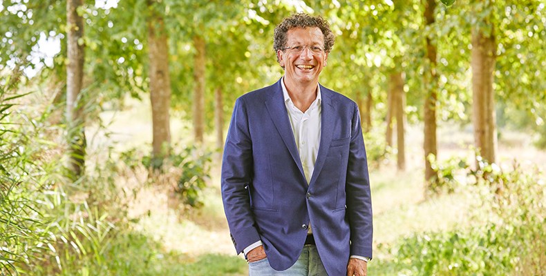 Per 1 september 2025 treedt Wim de Bundel (55) aan als directeur van Nationale Vereniging de Zonnebloem. Als directeur geeft hij leiding aan het Nationaal Bureau in Breda en het riviercruiseschip MPS de Zonnebloem. Hij is verantwoordelijk voor het verder versterken van de samenwerking met de bijna 30.000 betrokken vrijwilligers bij de afdelingen in het land en op het MPS.