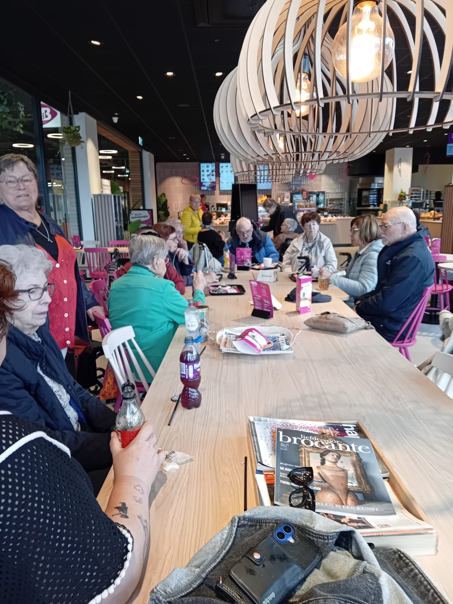 12 mei stond er een winkel middag gepland. Gelukkig, was Trefbox in Venlo onze bestemming daar de weergoden ons niet gunstig gestemd bleken. Onze gasten en vrijwilligers hebben gezellig gewinkeld en samen genoten van een versnapering bij de bakker in Trefbox. Het was een mooie middag.